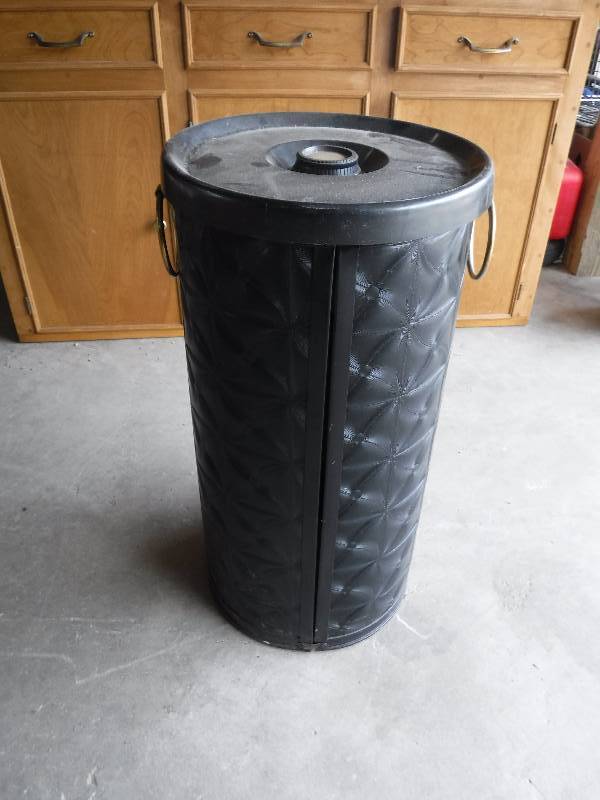 lot 4317 image: decorative trash can