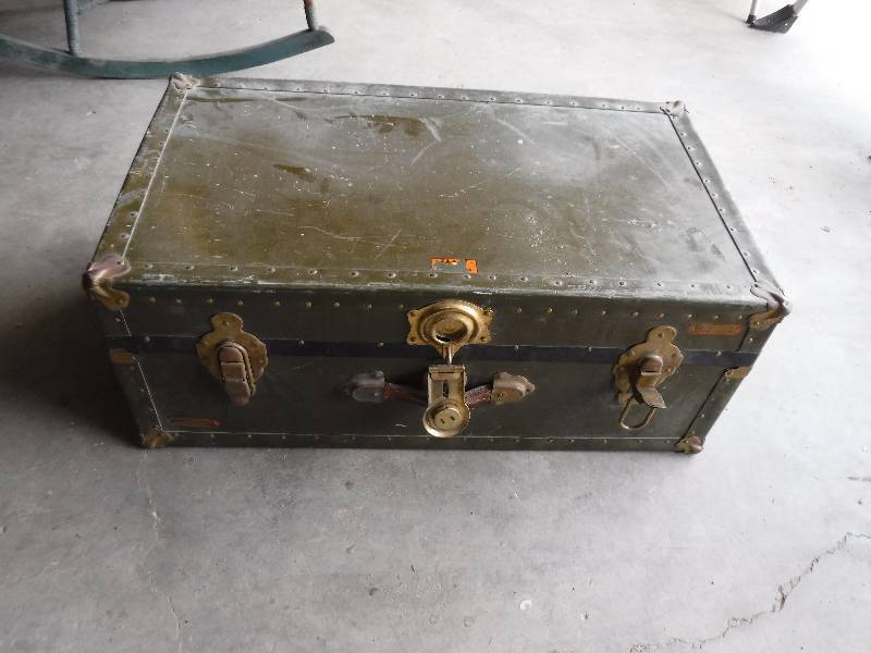 lot 4324 image: Army trunk