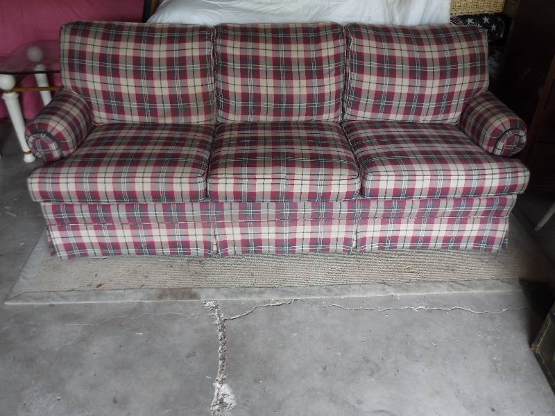 lot 4327 image: Nice Benchmark couch