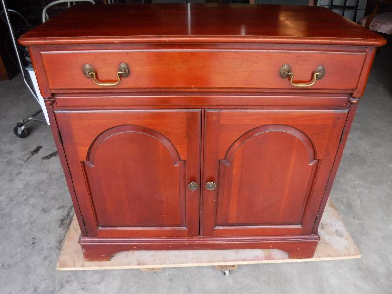 lot 4331 image: Classic Antique Cherry Server