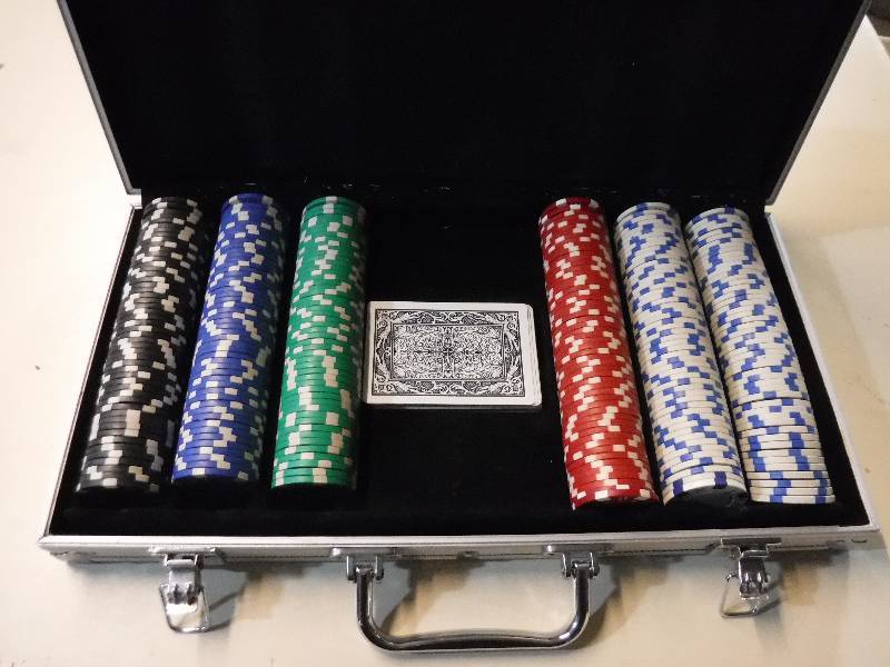 lot 4343 image: poker chips and case