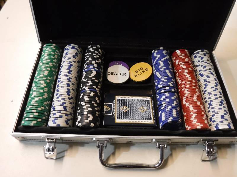 lot 4344 image: poker chips and case