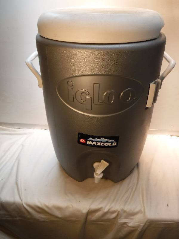 lot 4369 image: 5 Gallon Igloo brand Max cold drink dispenser cooler