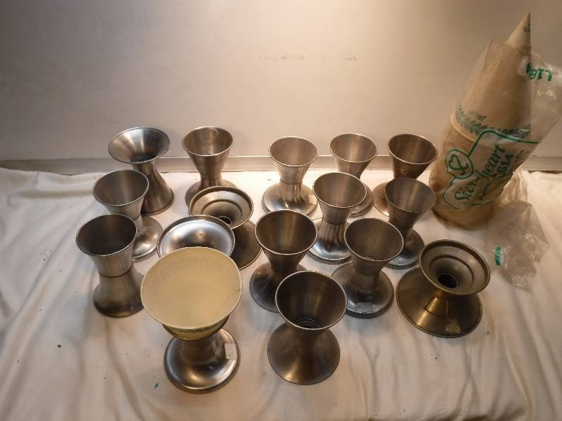 lot 4376 image: Vintage paper cup holder lot with paper cones