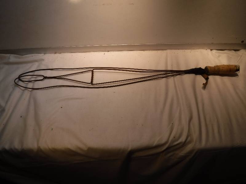 lot 4377 image: Vintage wire rug beater