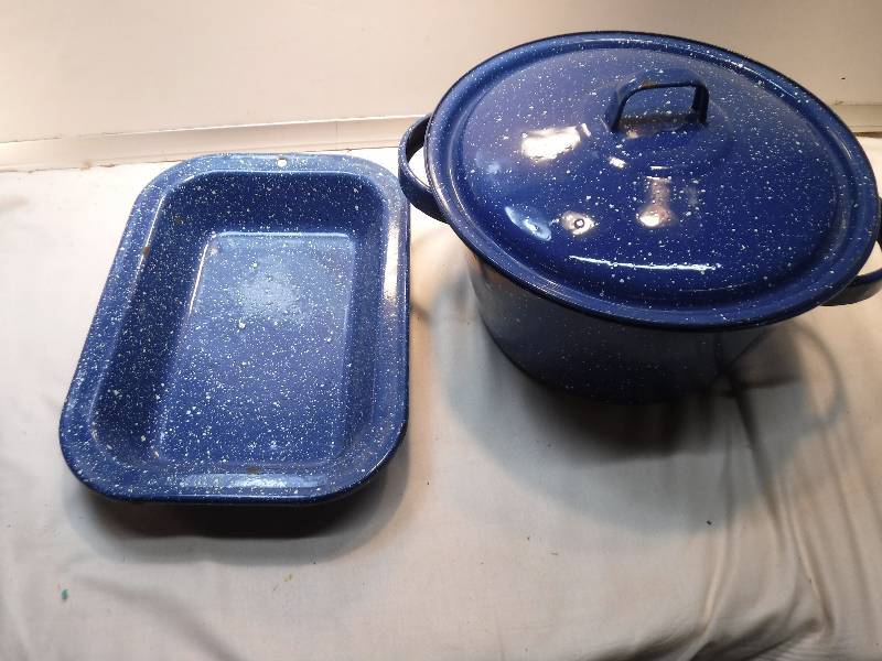 lot 4378 image: Blue Enamel cake pan and stock pot