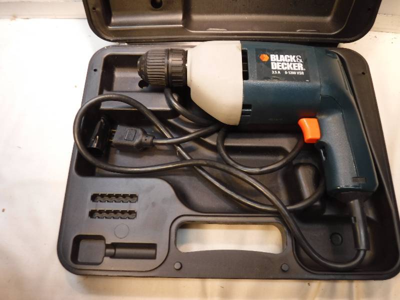 lot 4380 image: Black and Decker drill with case- works