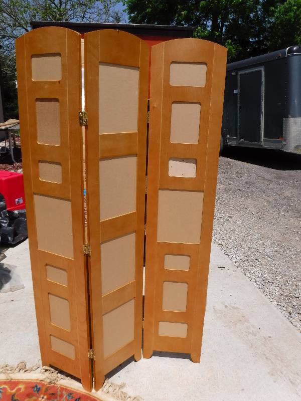 lot 4385 image: Tri fold wood photo holder screen room divider