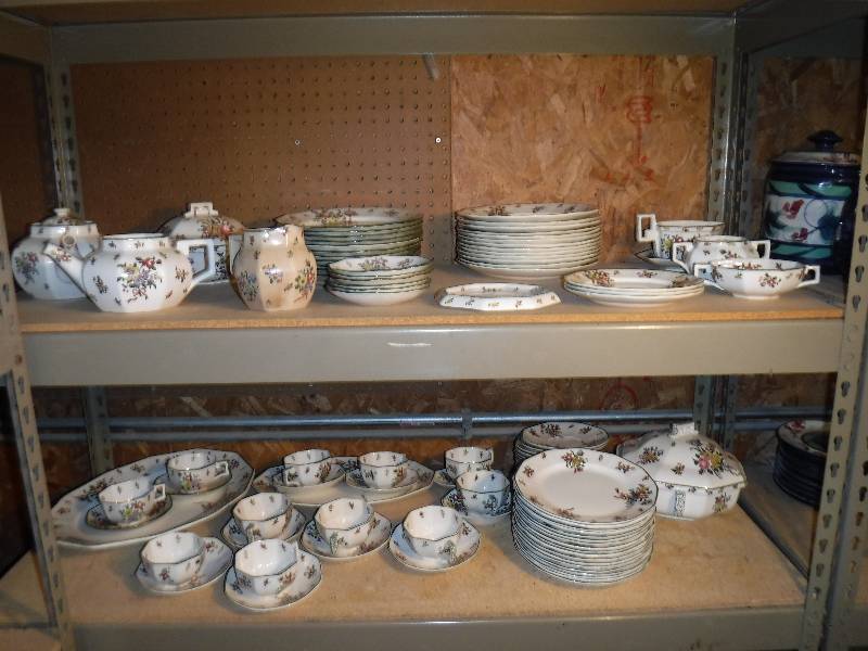 lot 4388 image: Royal Doulton old Leeds spray patterned dishes lot 100 pieces