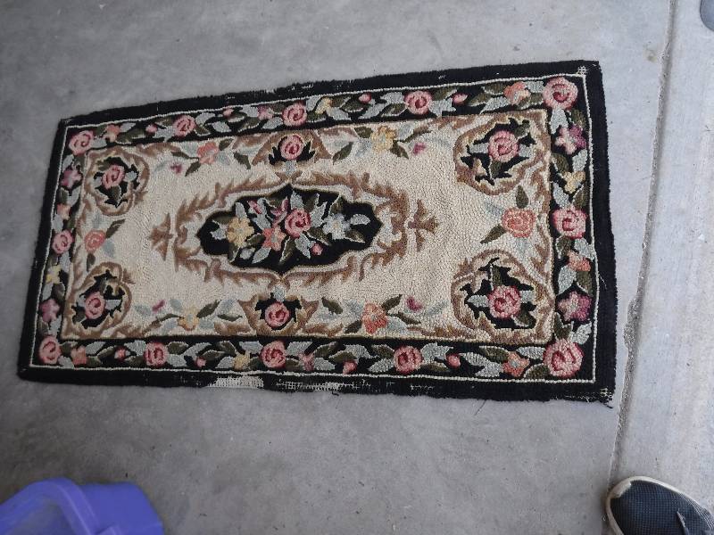 lot 4392 image: Hooked rug runner throw rug