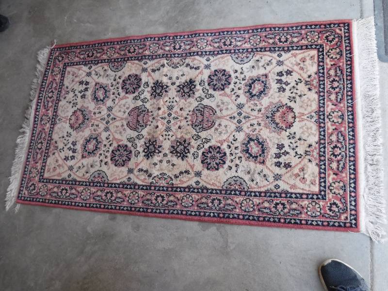 lot 4394 image: Area rug throw rug
