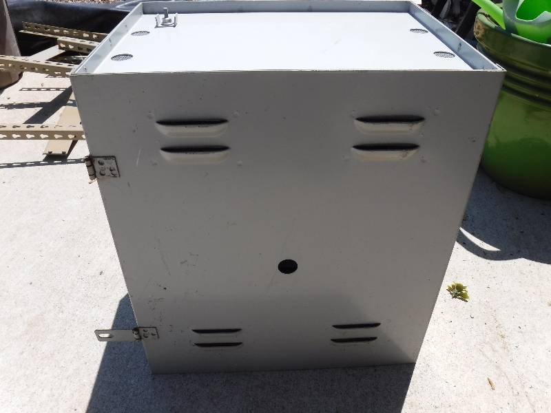 lot 4395 image: Metal shop cabinet with shelf inside