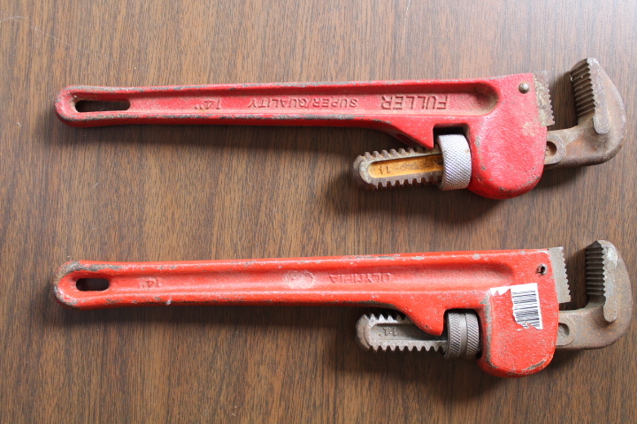 lot 5693 image: 2 Pipe Wrenches