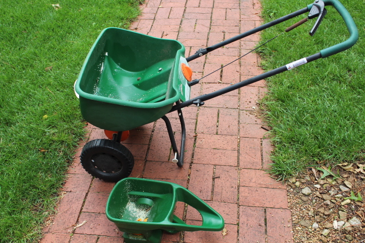 lot 5695 image: Broadcast Spreader and Hand Spreader