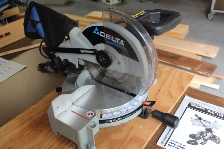 lot 5702 image: Delta 10 Compound Miter Saw