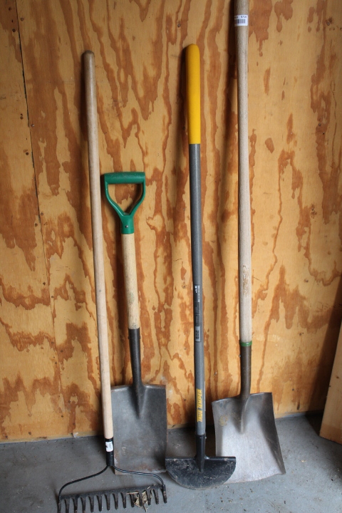 lot 5714 image: 4 Long Handle Tools - Edger, Rake and Square Shovels