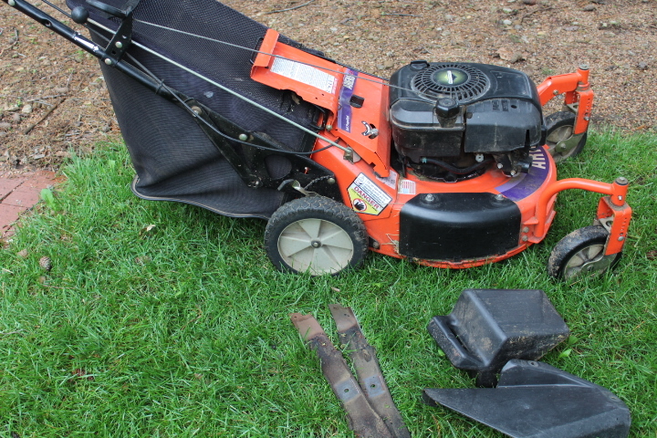 lot 5717 image: Ariens 21 Self Propelled Lawnmower