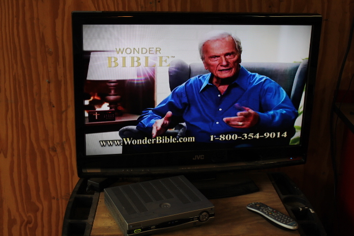 lot 5756 image: JVC 32 LCD TV