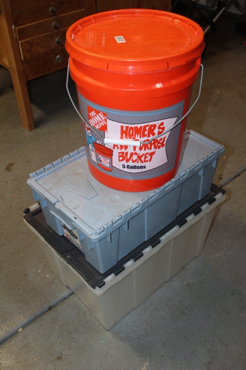 lot 5779 image: 2 Tubs and 5 Gal Bucket with Lids