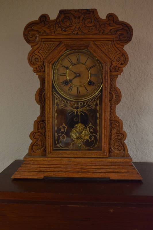 lot 5680 image: Antique Clock with Key