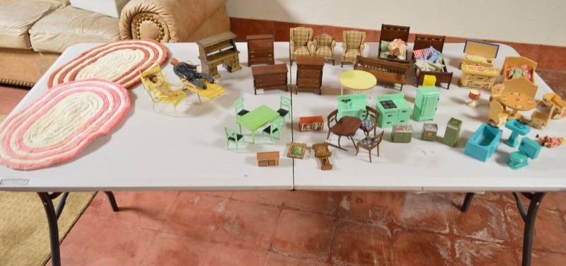 lot 5738 image: Doll Furniture
