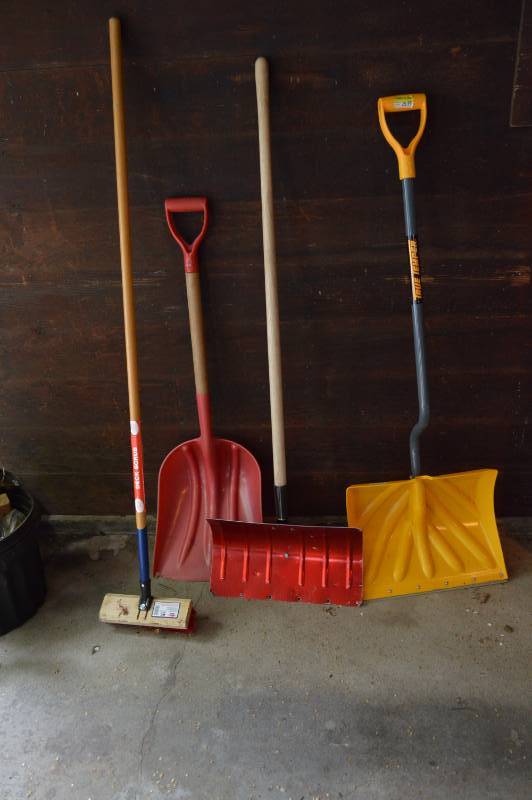 lot 5781 image: 4 Long Handle Tools - Scoop, Scrub Brush and Snow Shovels