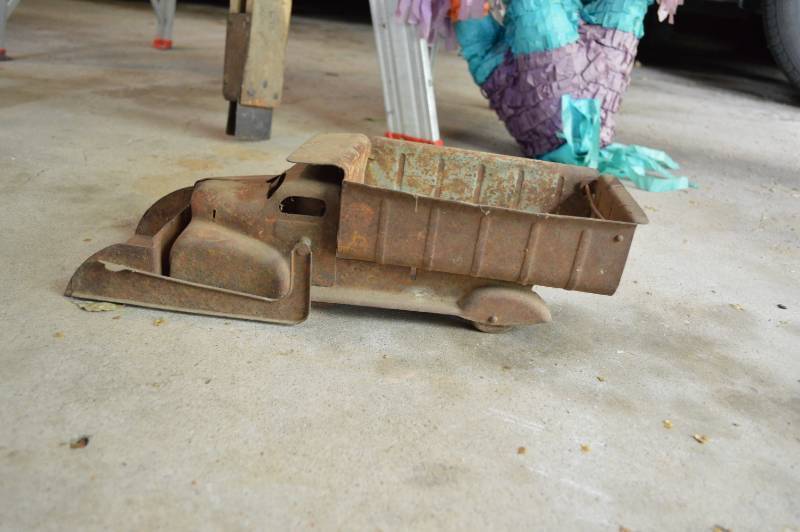 lot 5786 image: Old Metal Truck
