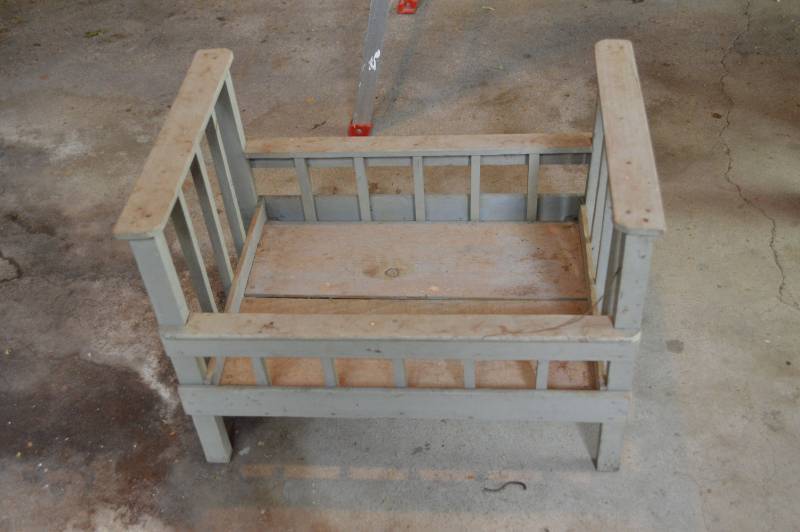 lot 5787 image: Vintage Doll Bed