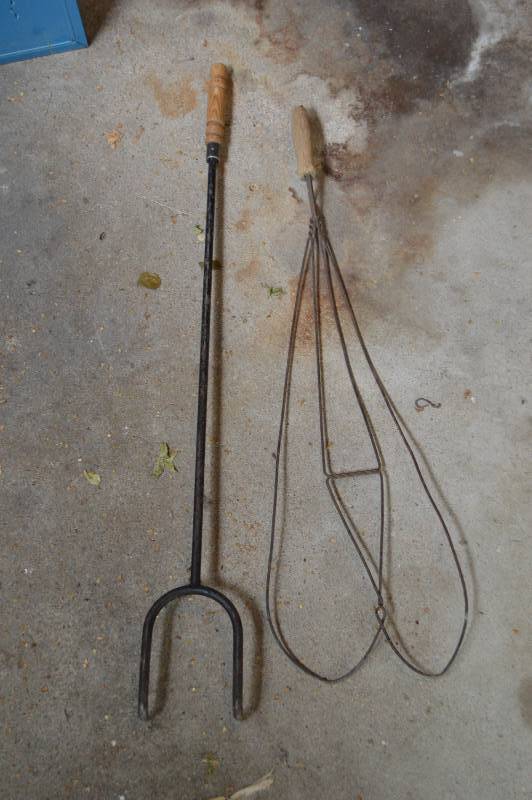 lot 5788 image: Rug Beater and Hook