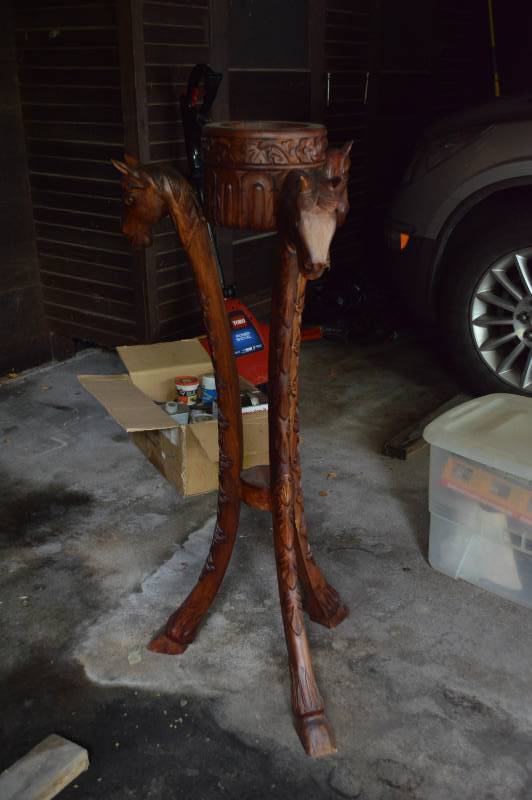 lot 5790 image: 3 Leg Horse Head Carved Plant Stand
