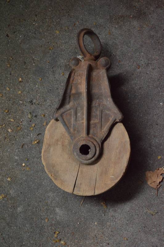 lot 5794 image: Wood Block Pulley