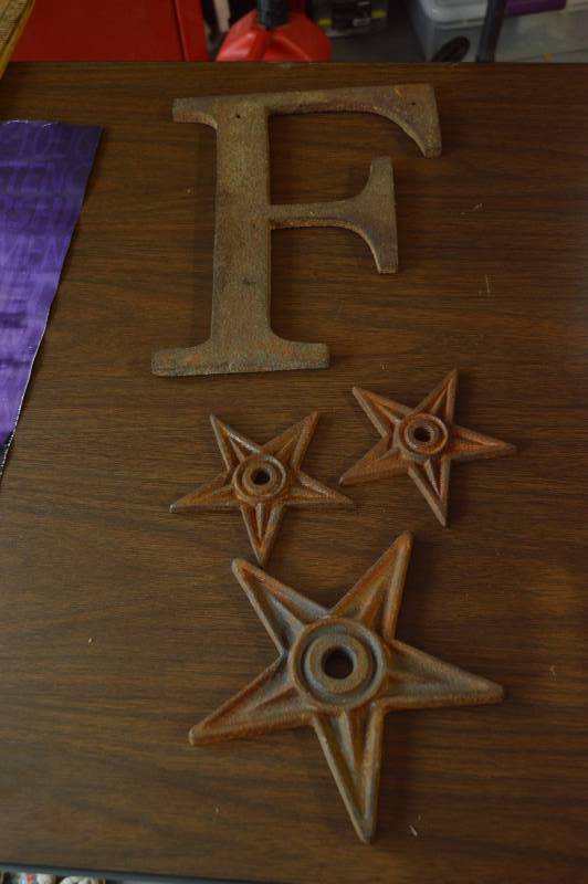 lot 5809 image: 3 Metal Stars and Letter F