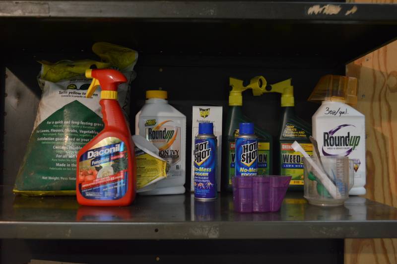 lot 5828 image: Weed Killer and Bug Fogger
