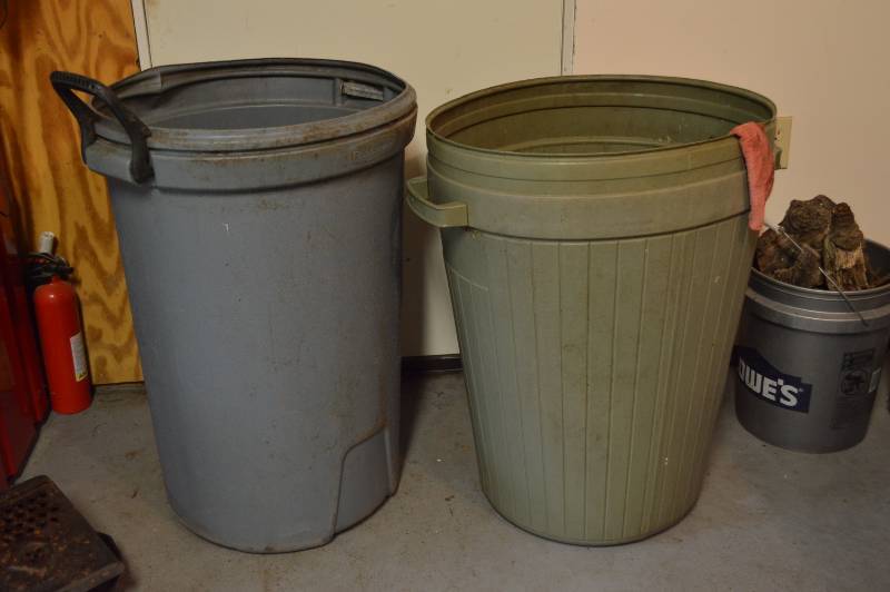 lot 5829 image: 2 Trash Cans