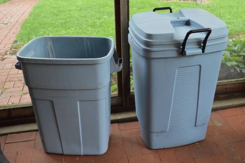 lot 5615 image: 2 Trash Cans - one has lid