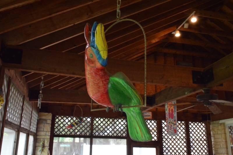 lot 5622 image: 3 Parrots and Mask Decor