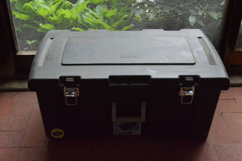 lot 5627 image: Sterilite Storage Box on Wheels
