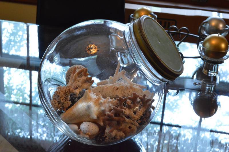 lot 5630 image: Big Glass Jar with Sea Shells