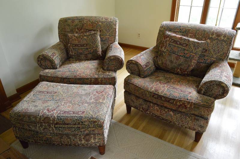 lot 5640 image: 2 Chairs and Ottoman - Excellent Condition