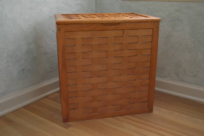lot 5660 image: Hamper - 20.25 by 14.25 by 21