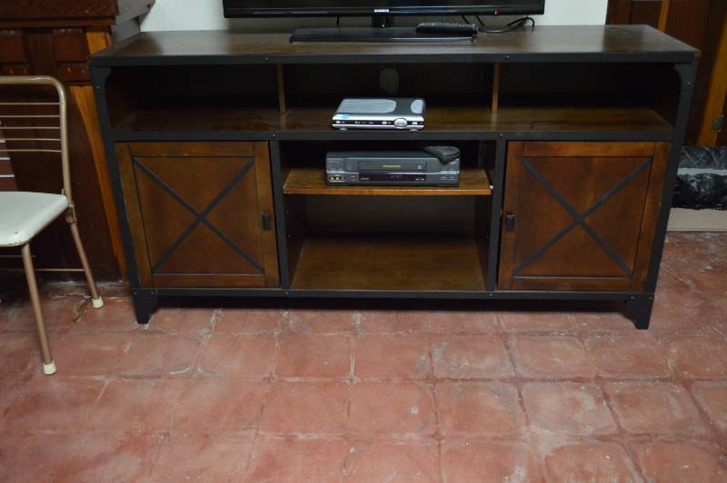 lot 5667 image: Tv Console - TV AND CONTENTS NOT INCLUDED