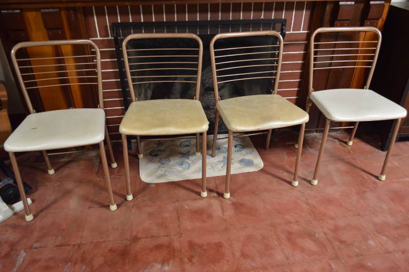 lot 5669 image: 4 Folding Chairs