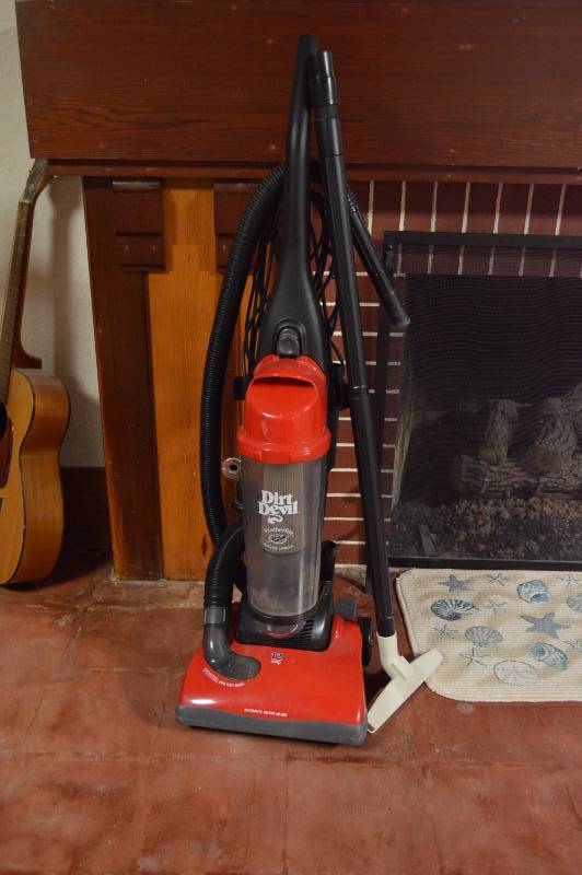 lot 5672 image: Dirt Devil Featherlite Vacuum