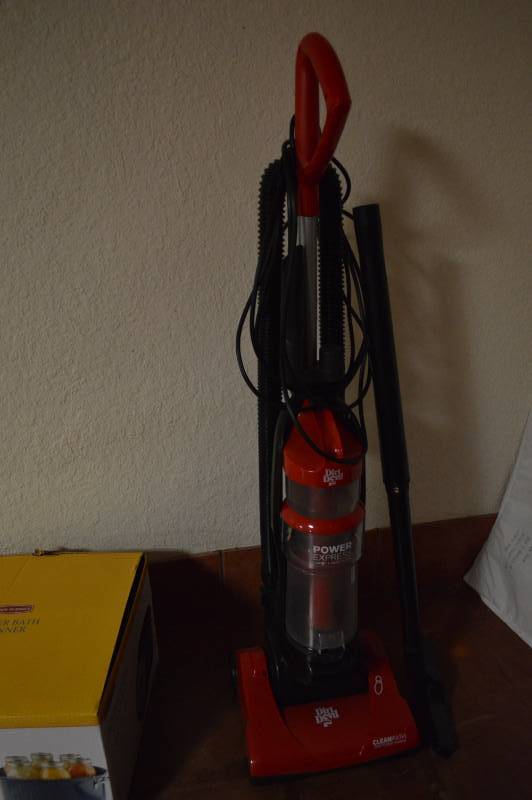 lot 5673 image: Dirt Devil Power Express Vacuum