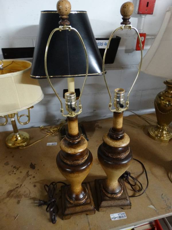 lot 17340 image: 2 Matching lamps.