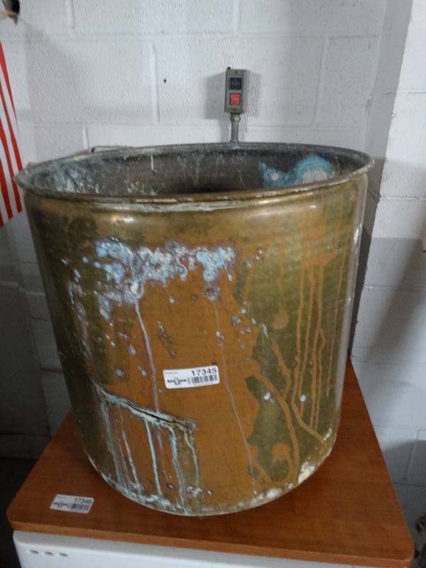 lot 17345 image: Large planter.