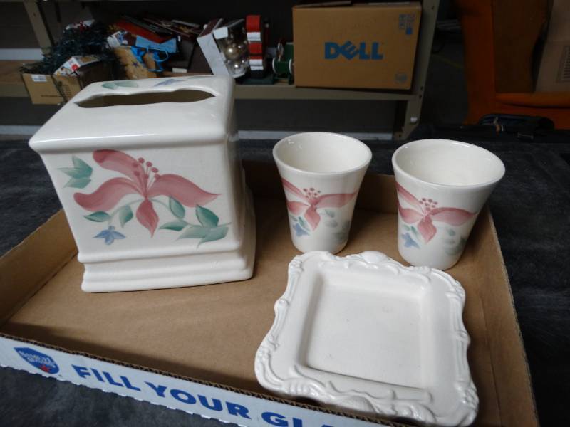 lot 17352 image: Tissue box with 2 matching cups.