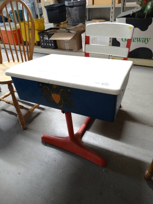 lot 17361 image: Childs desk.