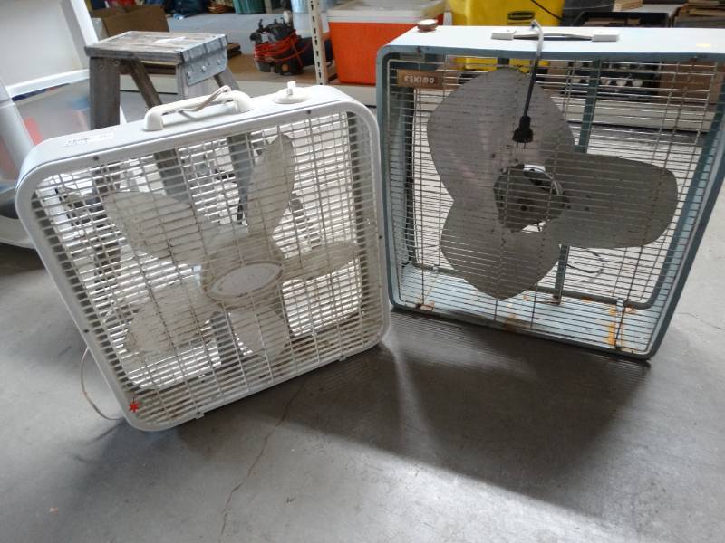lot 17363 image: 2 Box fans.