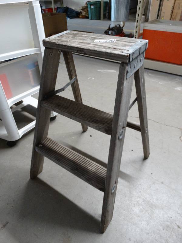 lot 17364 image: Wooden step ladder.